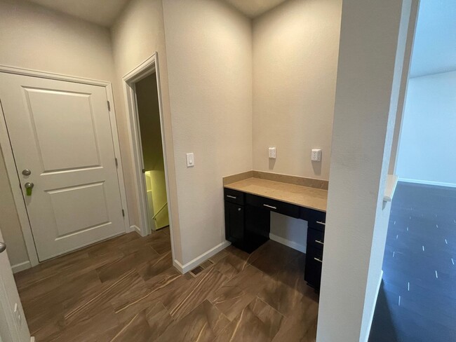 Building Photo - Luxurious 3 Bedroom 2.5 Bathroom House in ...