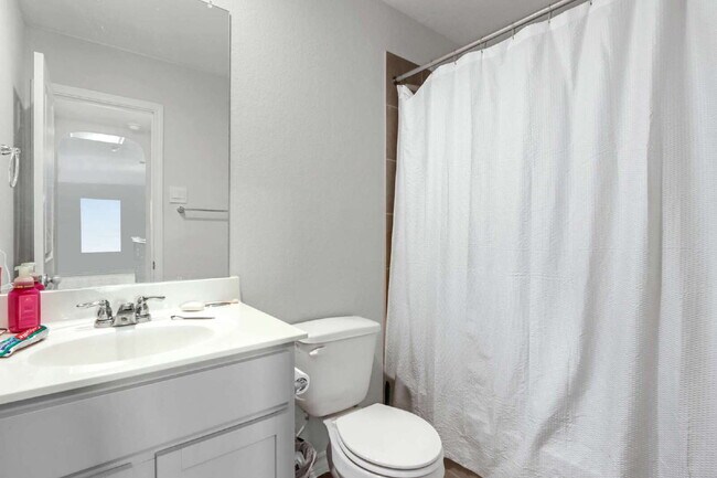 Building Photo - "Spacious 5-Bedroom Home with 3.5 Full Bat...