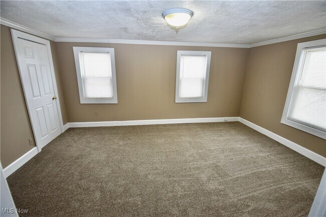 Building Photo - 583 Victoria Ave