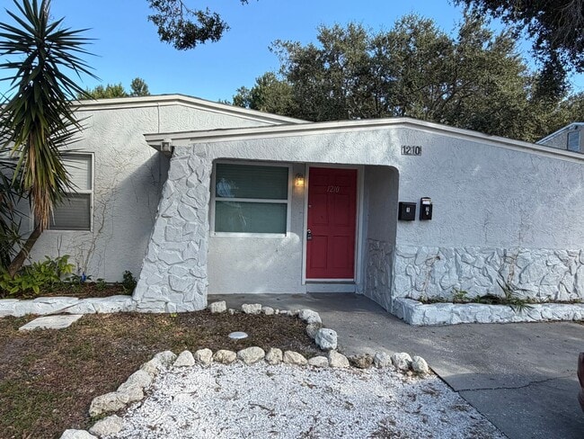 Building Photo - Welcome to St. Petersburg!!!