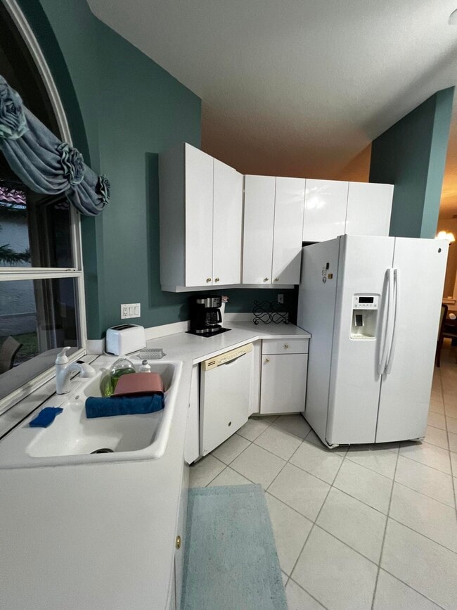 Building Photo - 742 SW Aruba Bay