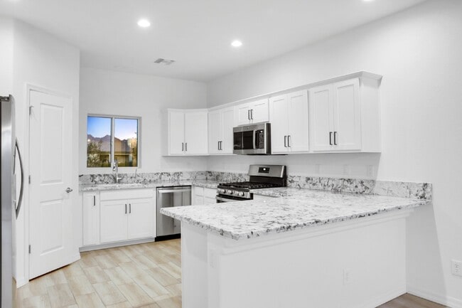 Building Photo - Beautiful Contemporary home with panoramic views! Community pool and club house use included.