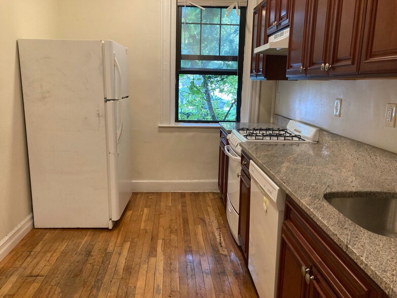 Building Photo - 52 Queensberry St