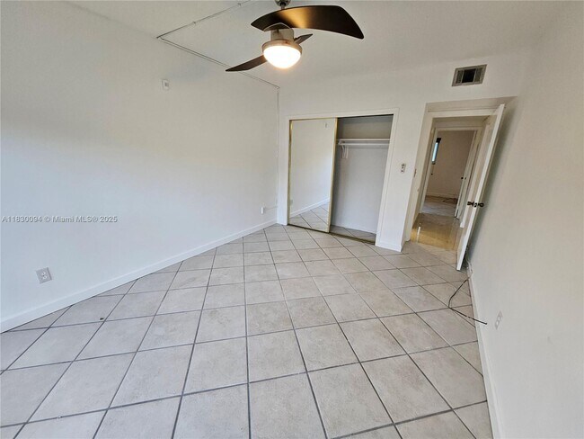 Building Photo - 733 NW 30th Ct