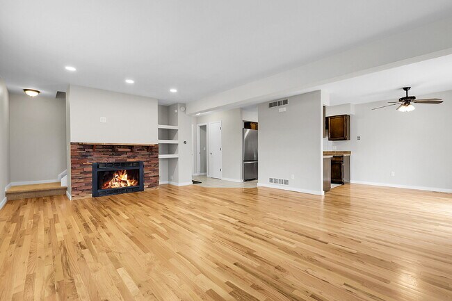 Building Photo - $2,600 - 3 Bed, 1.5 Bath Condo in Aurora w...