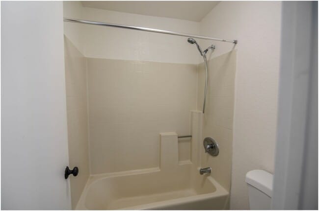 Building Photo - 1 Bedroom Condo - Ritz Pointe!