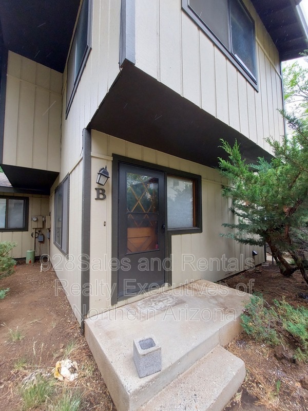 Building Photo - 823 W Birch Ave