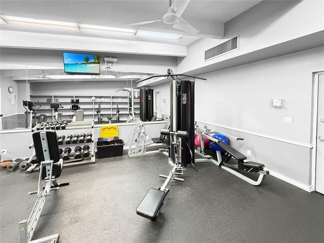 Building Photo - 3301 N Country Club Dr