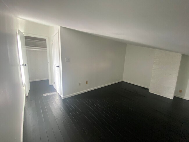 Building Photo - 451 Warner St