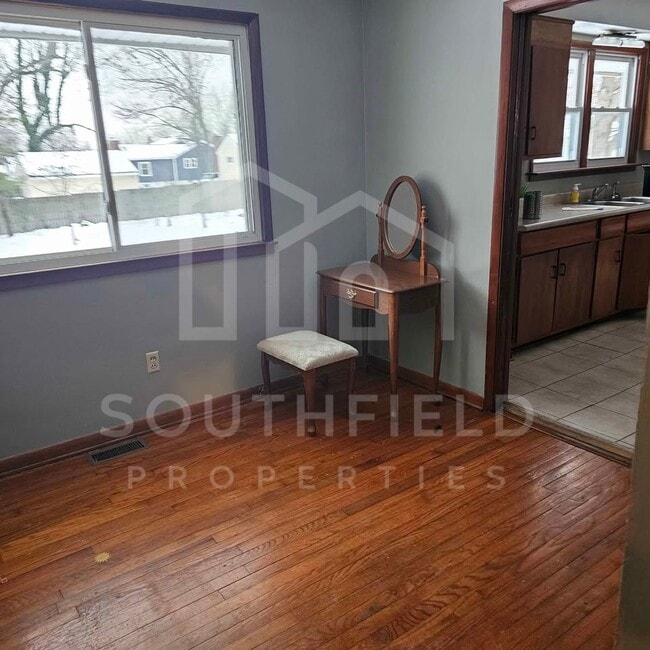 Building Photo - 5881 Elm St