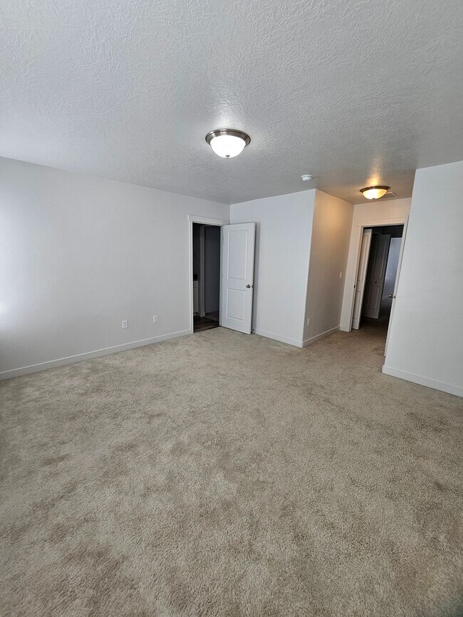 Building Photo - 4 Bedroom Town Home for Rent