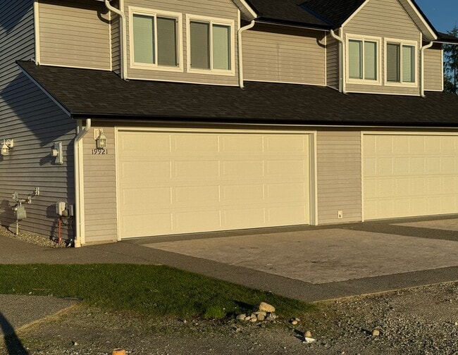 Building Photo - Charming 3-Bed Duplex with 2.5 Baths & 1600 Sq Ft - Prime Spanaway Location!