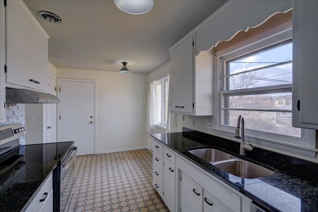 Building Photo - 714 N Meadow Ln