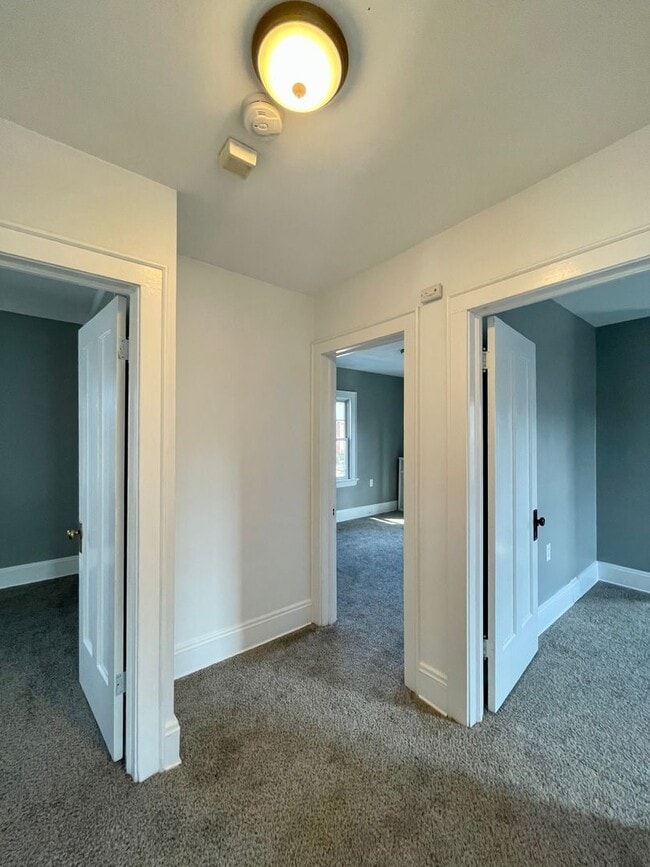 Building Photo - Single Family House 4-Bedroom, 2-Bath For ...