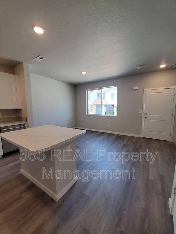 Building Photo - 701 Applegate Trail