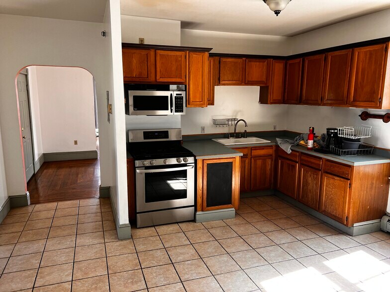Building Photo - 397 Cranston St
