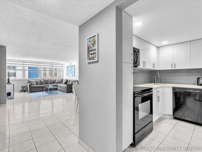Building Photo - 1410 S Ocean Dr
