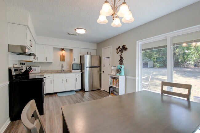 Building Photo - 554 Roselawn Dr