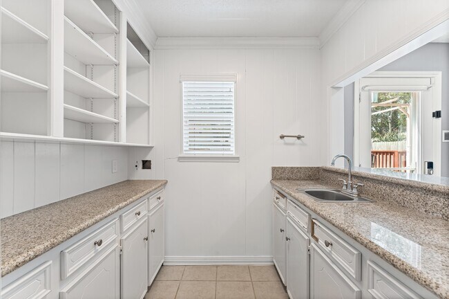 Building Photo - 9611 Hearthwood Dr