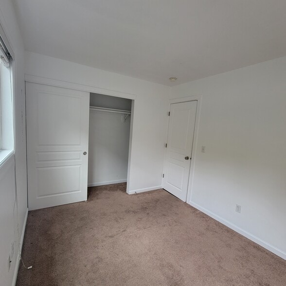 Building Photo - 7023 N Burlington Ave