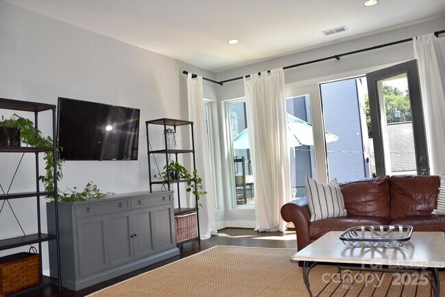 Building Photo - 916 Westbrook Dr