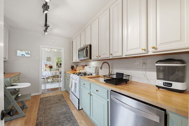 Building Photo - 117 S Palmway