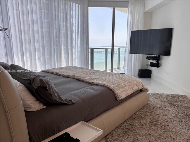 Building Photo - 1300 Brickell Bay Dr