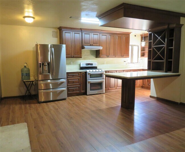 Building Photo - 1006 Avenue L