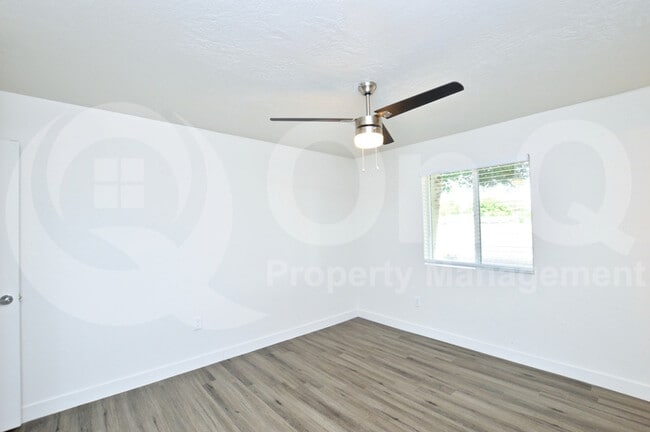 Building Photo - Newly renovated apartment in Phoenix!