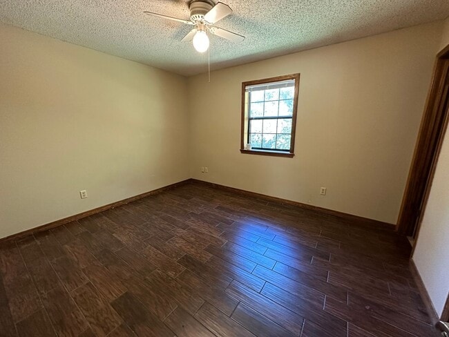Building Photo - 603 Twin Oaks Dr