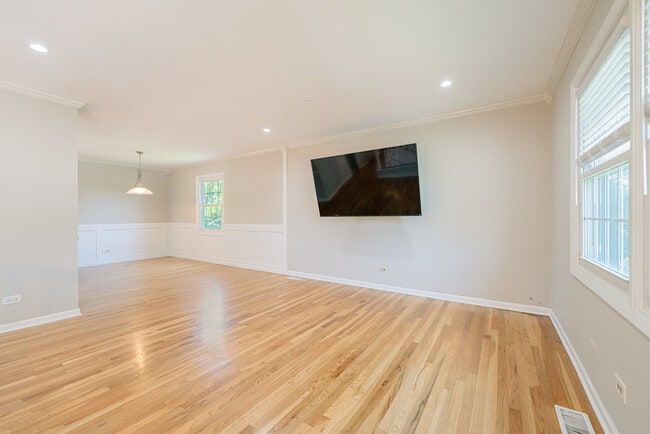 Building Photo - 21W458 Buckingham Rd