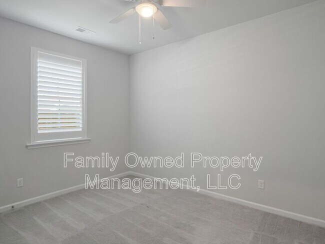 Building Photo - 2048 Longhorn Ln