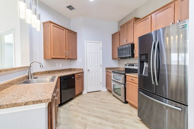 Building Photo - Gorgeous 3 bedroom, 2 bath home with a study near the Forum & Randolph AFB!