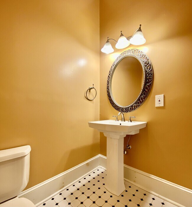 Building Photo - 1105 Virginia Ave