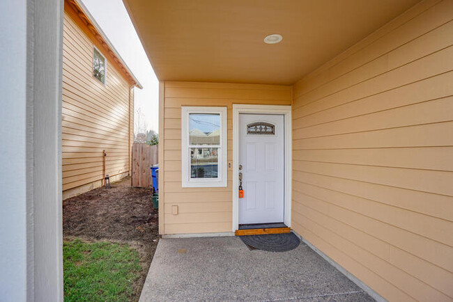 Building Photo - Beautiful Newer Townhome In Landover Sharmel