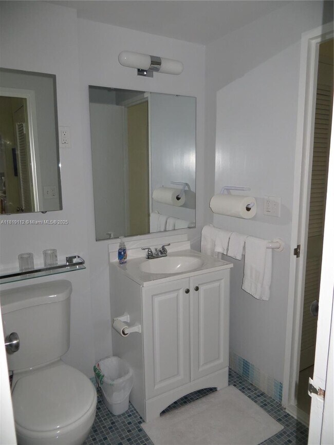 Building Photo - 220 Kings Point Dr