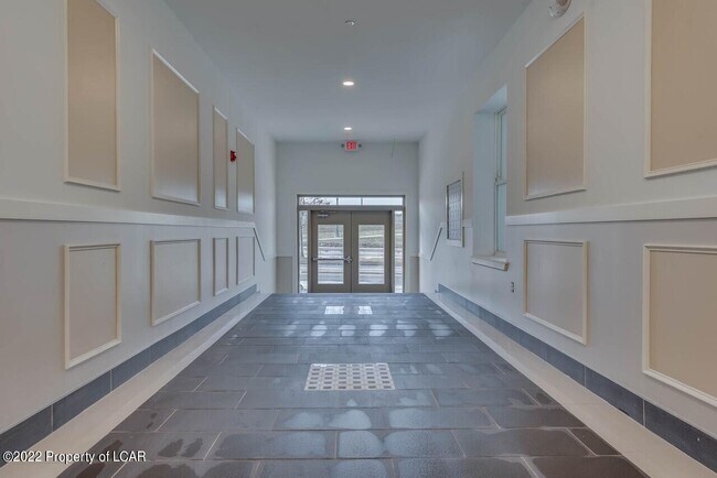 Building Photo - 19 N River St