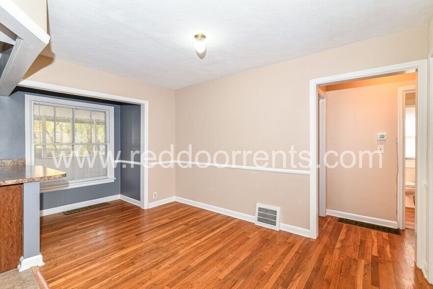 Building Photo - 125 E 49th St