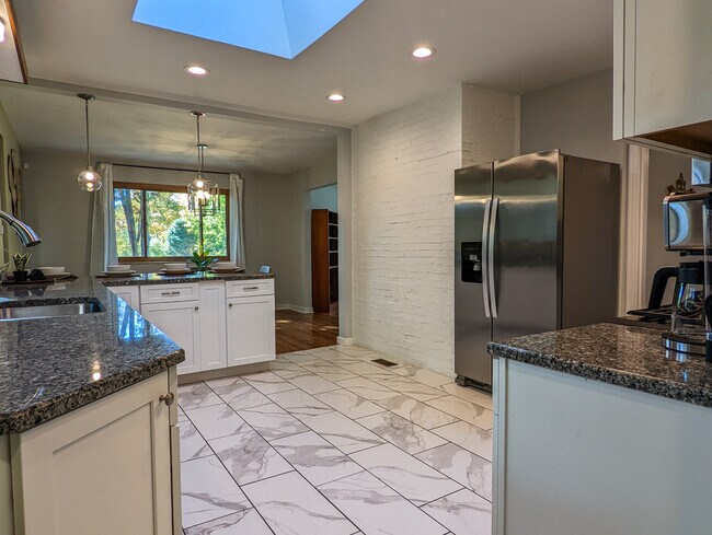 Building Photo - 600 Woodside Rd