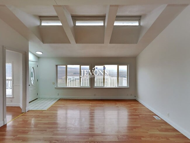 Building Photo - Comfortable Selah Residence with Open Living Space and Easy Commuter Access