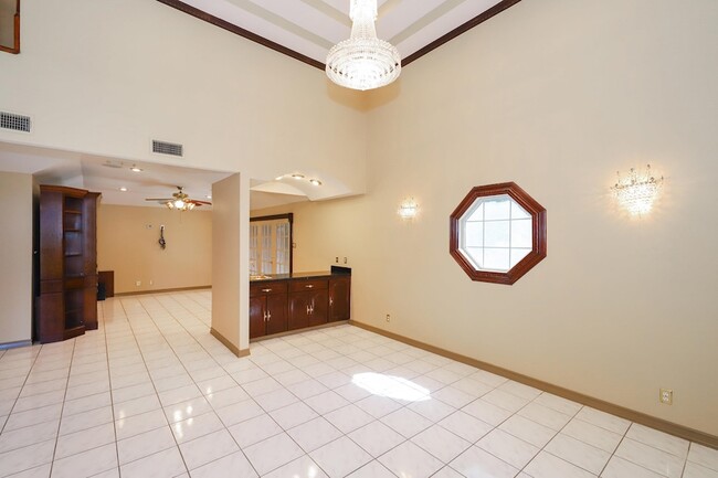 Building Photo - 503 W Avon Ct