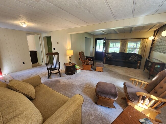 Building Photo - Partially Furnished Single Family Home!