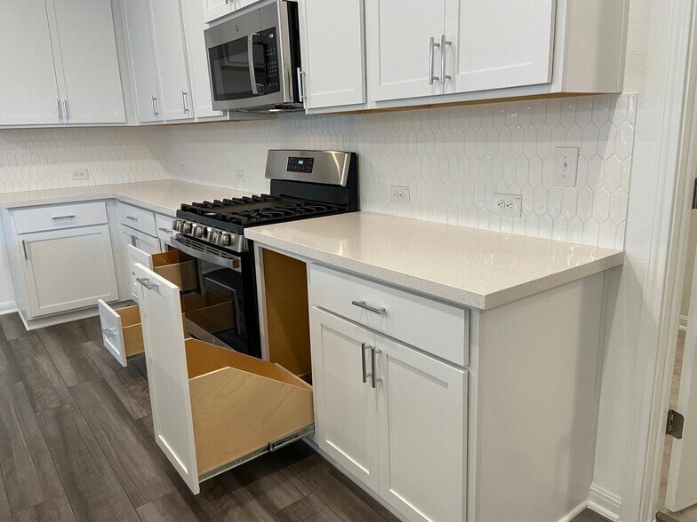 Building Photo - 204 Flowers Ave