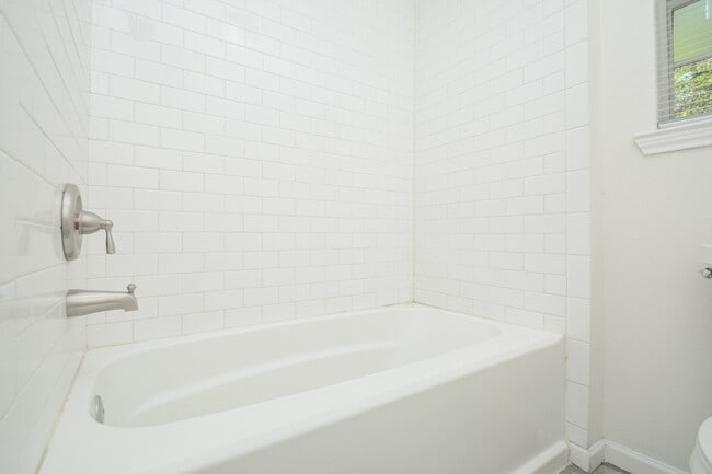 Building Photo - 1825 Live Oak Dr