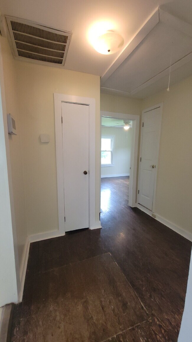 Building Photo - "5 points area 2-Bedroom Huntsville Home w...