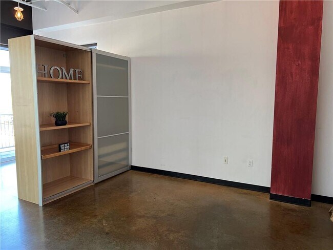 Building Photo - 2401 E 6th St