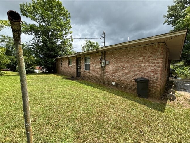 Building Photo - 131 Center St