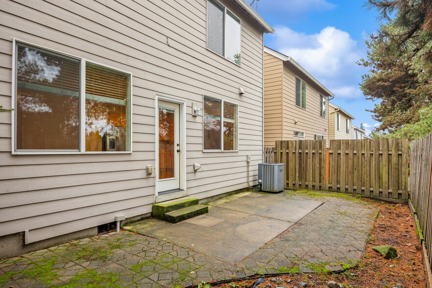 Building Photo - 325 NW 209th Ave