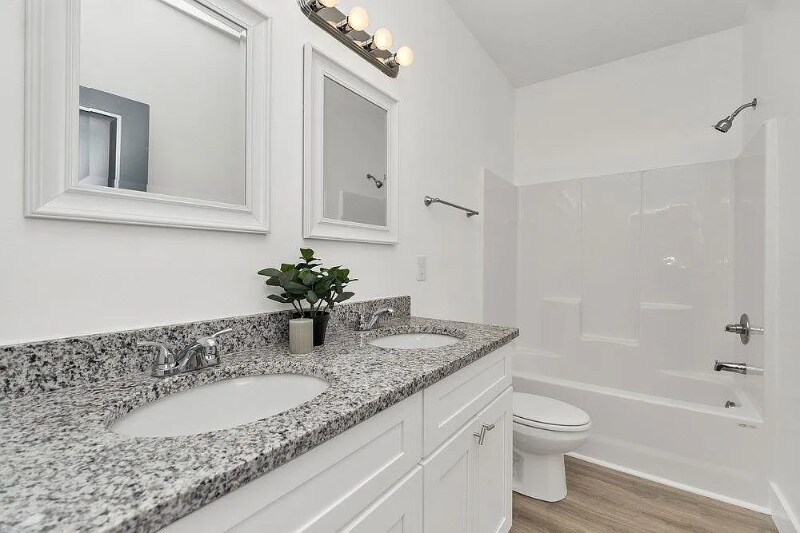 Building Photo - 206 Essex Dr