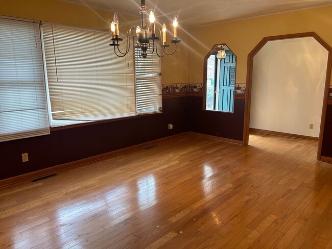 Building Photo - Very spacious 4 bedroom, 2 bath home in Kickapoo Schools! This will go fast!